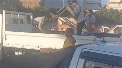 في حملة إشغالات، رئيسة حي العجمي بالإسكندرية تهرب من الأهالي وتستغيث بالشرطة (فيديو)