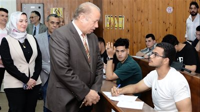 رئيس جامعة المنصورة يتابع أعمال امتحانات الفصل الدراسي الثاني