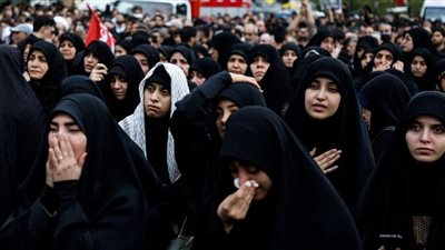 مئات الآلاف من الإيرانيين يشيعون جنازة رئيسي وحضور لافت للسيدات (فيديو وصور)
