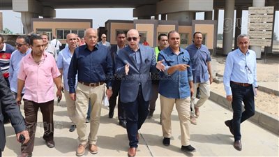 محافظ بني سويف ورئيس هيئة الطرق يتفقدان مشروع مجمع مواقف السيارات