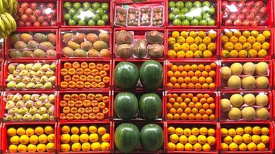 أسعار الفاكهة اليوم، انخفاض التفاح والخوخ وارتفاع الجوافة بسوق العبور