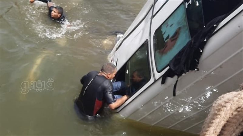 لحظة انتشال ميكروباص