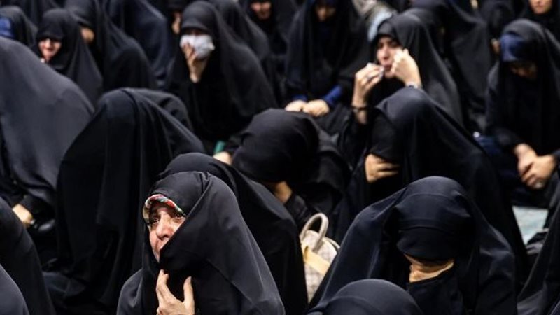 الحزن يسيطر على نساء