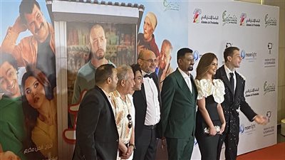 تصرف غريب من أحمد الفيشاوي في العرض الخاص لفيلم بنقدر ظروفك ( فيديو) 