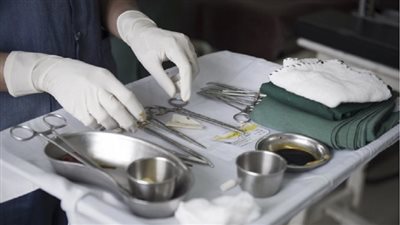 استخراج 20 مسمارًا وأسلاك معدنية من بطن مريض بالجزائر (صور)