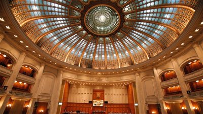 نائب روماني يعض زميله في أنفه تحت قبة البرلمان، وهذه العقوبة الموقعة عليه (فيديو)