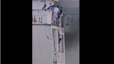 لم يهابا لهيب النيران، شابان يخاطران بحياتهما لإنقاذ طفلين من حريق شقة (فيديو)