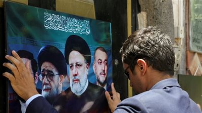 حشود إيرانية تستعد لإقامة صلاة الجنازة على جثمان رئيسي ومرافقيه (فيديو)