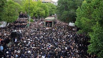 آلاف الإيرانيين يؤدون صلاة الجنازة على جثمان إبراهيم رئيسي