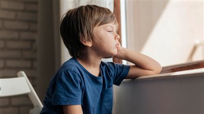 موقف القانون من إهمال تربية الطفل أخلاقيًا.. الحبس مدة لا تقل عن 3 أشهر وغرامة مالية.. وإخضاع أولياء الأمور لبرامج تأهيلية تحت مراقبة المحكمة