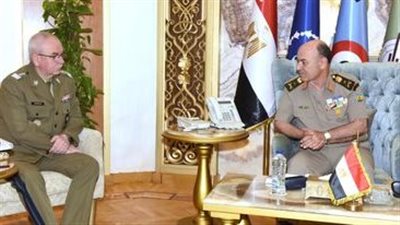 الفريق أسامة عسكر يلتقي مدير عام فريق الموظفين العسكريين لحلف شمال الأطلنطي