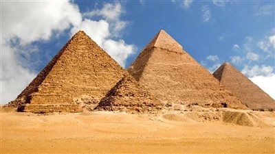 زاهي حواس يكشف بالأدلة وجود فرع للنيل بالقرب من الأهرامات.. عالم الآثار: بردية وادي الجرف تؤكد نقل الفراعنة للحجر الجيري عبر قوارب إلى الجيزة.. وبحر الليبيني يحدد مكانه بدقة 