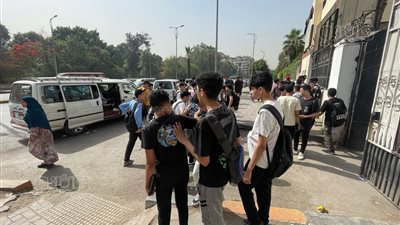 طلاب أولى ثانوي بالجيزة: امتحان الكيمياء في مستوى الطالب المتوسط (فيديو) 