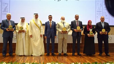 نائب وزير الإسكان يتسلم جائزة عبداللطيف الحمد عن مشروع منظومة مياه مصرف بحر البقر