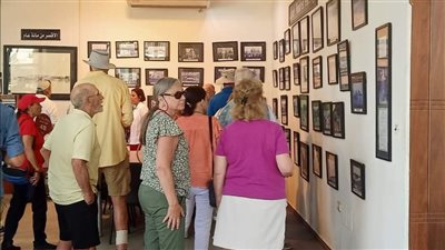 إقبال السياح على مكتبة مصر العامة بالأقصر (صور) 