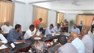 رئيس مياه الأقصر يناقش مع مديري الإدارات تركيب منظومة GPS للمركبات