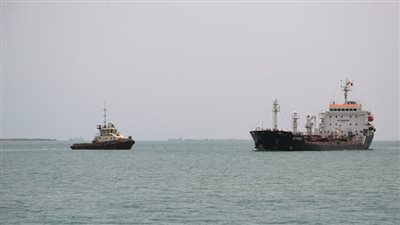 هجوم صاروخي من الحديدة يستهدف سفينة تجارية فى البحر الأحمر