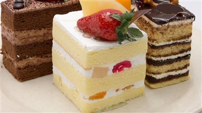 طريقة عمل جاتوه الفواكه بالكريمة، تحلية لذيذة واقتصادية 