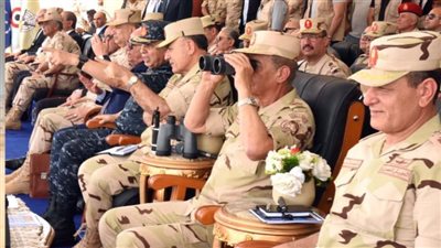 وزير الدفاع يشهد تنفيذ مشروع تكتيكي بالذخيرة الحية لإحدى وحدات الجيش الثاني