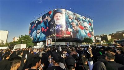 بمشاركة زعماء وقادة، ملايين الإيرانيين يلقون نظرة الوداع على رئيسي (فيديو)