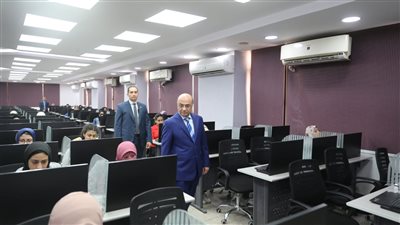 وزير العدل يتفقد اختبارات المتقدمين لشغل وظيفة معاون خبير 