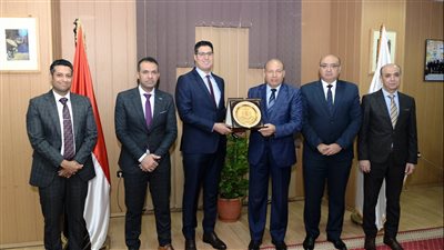 رئيس جامعة المنصورة يناقش خطة إدارة الوافدين لجذب الطلاب (صور)