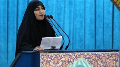 نجلة قاسم سليماني تخلع خاتم والدها ليدفن مع جثمان وزير الخارجية الإيراني (فيديو)