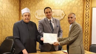 رئيس قطاع المعاهد الأزهرية يكرم مدير الخطة والمنهج بمنطقة الأقصر 