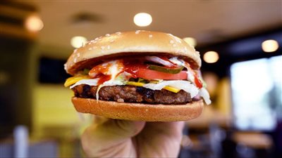 إخفاء وإتلاف أدلة، مفاجأة في تحقيقات تسمم العشرات بمطعم برجر شهير بالسعودية