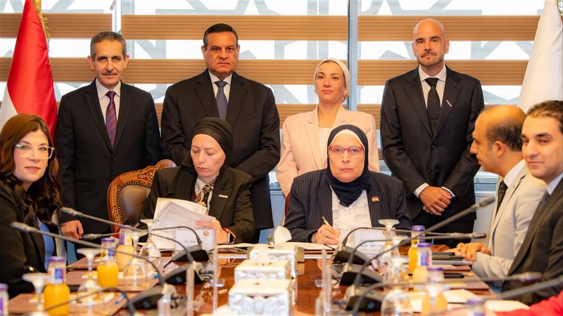توقيع عقد تشغيل المصنع،