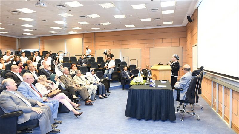وزيرة البيئة خلال