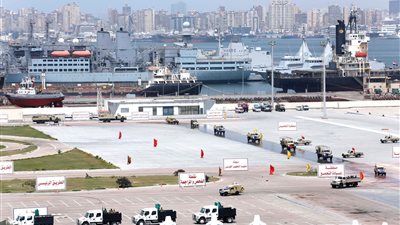 رئيس الأركان يتفقد أحد الأنشطة التدريبية بالقوات البحرية