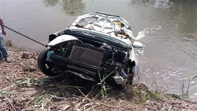 سقوط سيارة ملاكي في ترعة بطريق 