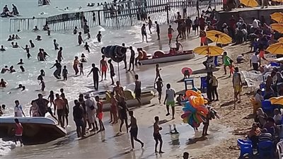إقبال كثيف على شواطئ الإسكندرية عقب انتهاء امتحانات الترم الثاني 