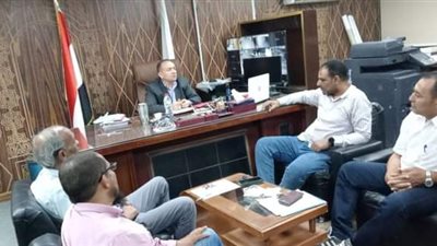 رئيس مركز الفرافرة يبحث آليات تحسين خدمة الكهرباء 