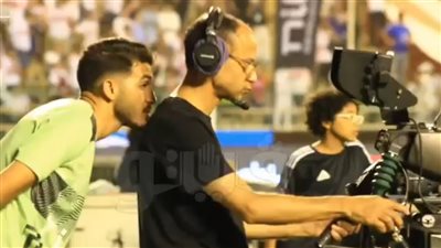 عايز يتأكد من ضربة الجزاء، تصرف غريب من سيف جعفر مع مصور التلفزيون بمباراة فيوتشر (فيديو)
