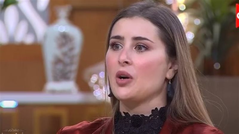 الفنانة عائشة بن