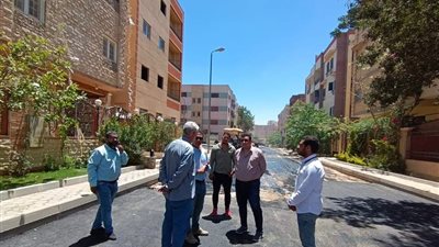  رئيس جهاز مدينة العبور يتابع سير العمل بمشروعات الطرق والمحاور