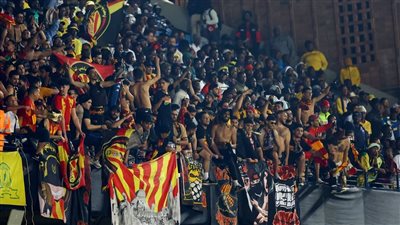 أعداد كبيرة من جماهير الترجي أمام استاد القاهرة استعدادا لمباراة الأهلي (فيديو)