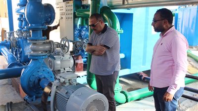 رئيس مياه الأقصر يتابع سير العمل داخل محطتي نجع الوحدة وقباح