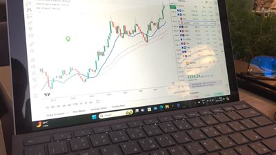 خبير بأسواق المال: مؤشر الذهب يلامس 3000 دولار فى هذا التوقيت