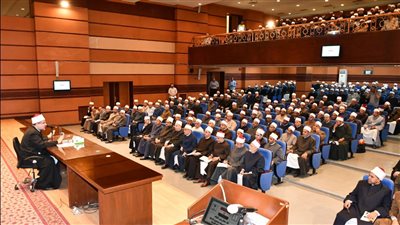 وزير الأوقاف يجتمع بأئمة مساجد الإمام الحسين والسيدة زينب والسيدة نفيسة لتكثيف الأنشطة الدعوية 