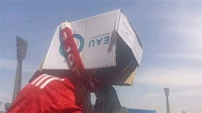 قبل ساعات من انطلاق مباراة الترجي، جماهير الأهلي تحتمي من حرارة الشمس بكراتين المياه