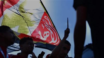 أعلام الأهلي تزين محيط استاد القاهرة قبل مباراة الأهلي والترجي (صور)