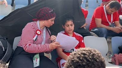 أم تذاكر لنجلها بإستاد القاهرة قبل مباراة الأهلي والترجي 
