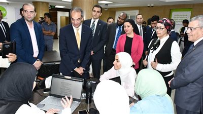 وزير الاتصالات: بناء الإنسان الطريق الأمثل لتحقيق التنمية (صور)