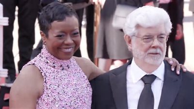  جورج لوكاس على السجادة الحمراء لمهرجان كان قبل تكريمه بالسعفة الذهبية (فيديو)