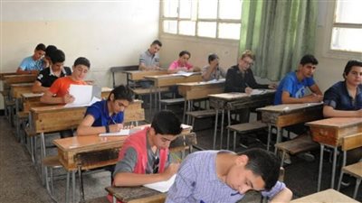طلاب الثانوي الصناعي بالجيزة يؤدون ثاني أيام امتحانات نهاية العام