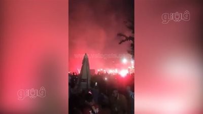 بالشماريخ والأعلام، احتفالات جنونية لأعضاء الأهلي بالجزيرة بعد التتويج ببطولة أفريقيا (فيديو)