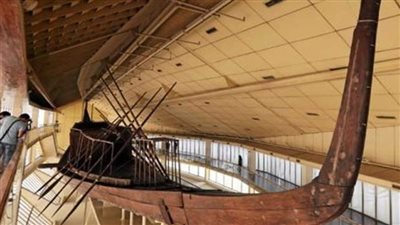 قصة اكتشاف مراكب الشمس.. بدأت باقتراح الملك عبد العزيز آل سعود بإزالة الرمال المحيطة بهرم خوفو.. كمال الملاخ عثر عليها أثناء أعمال النظافة.. وهذا سبب استقالته من مصلحة الآثار 